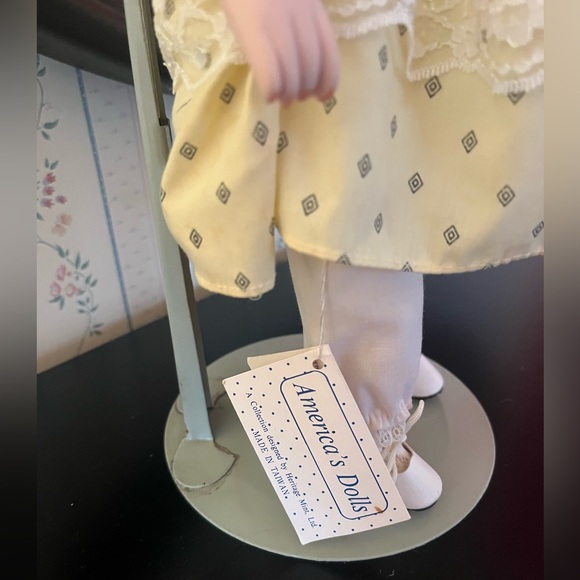 Heritage Mint Porcelain Doll - Amanda - Picture 4 of 4